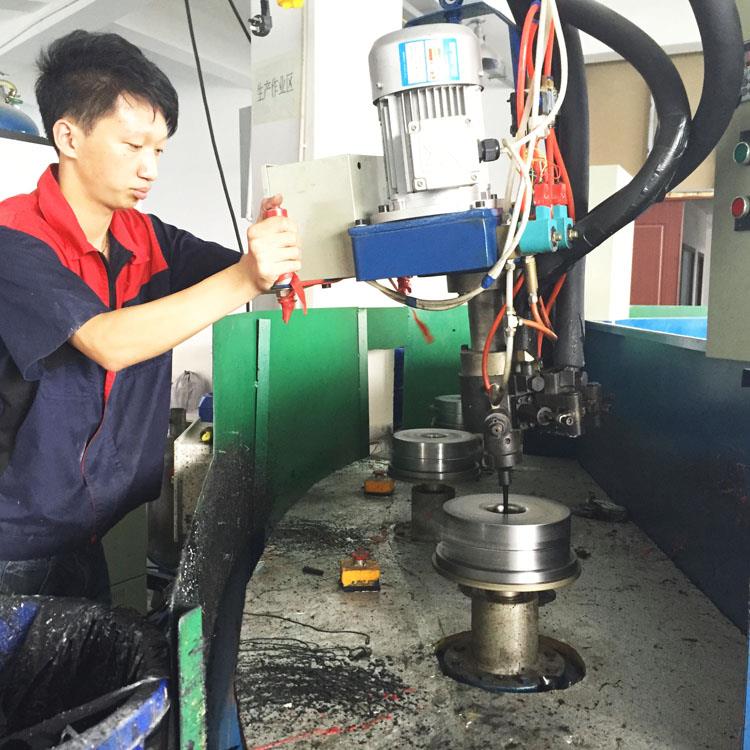 2 The Spinning Mold of polyurethane Tires.JPG